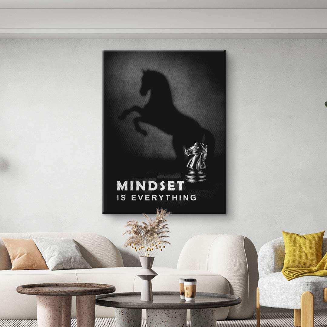 Modernes Wohnzimmer mit Wandbild, Schachfigur Springer, Pferdeschatten und Motivationsspruch.