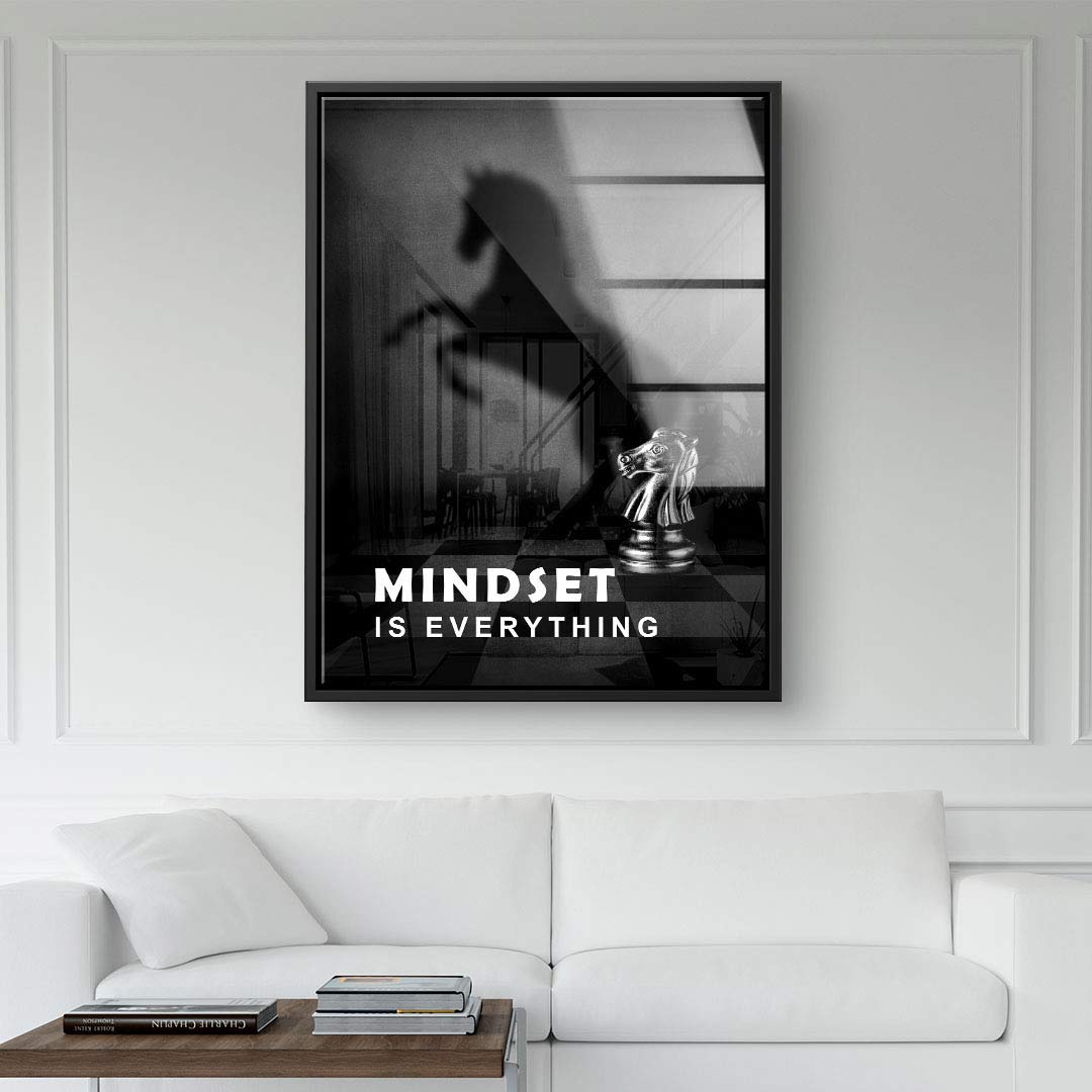 Schwarzweiß-Wandbild mit Schachfigur Springer, Schatten und Text Mindset is Everything, modernes Wohnzimmer