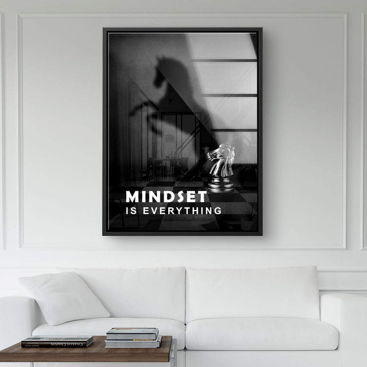 Schwarzweiß-Wandbild mit Schachfigur Springer, Schatten und Text Mindset is Everything, modernes Wohnzimmer