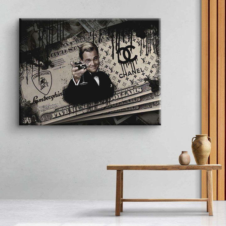 Modernes Pop Art Wandbild mit Mann im Smoking, Geldscheinen und Luxusmarken-Logos