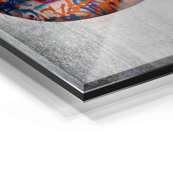 Detailansicht Acrylglas Wandbild mit moderner bunter Graffiti-Kunst auf grauer Oberfläche