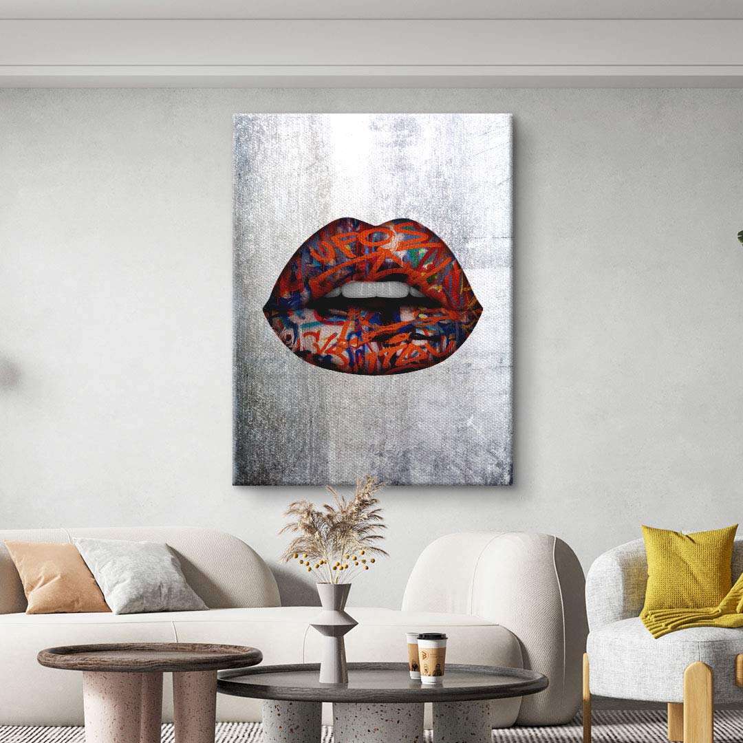 Modernes Wandbild mit bunten Graffiti-Lippen auf silbernem Hintergrund im Wohnzimmer