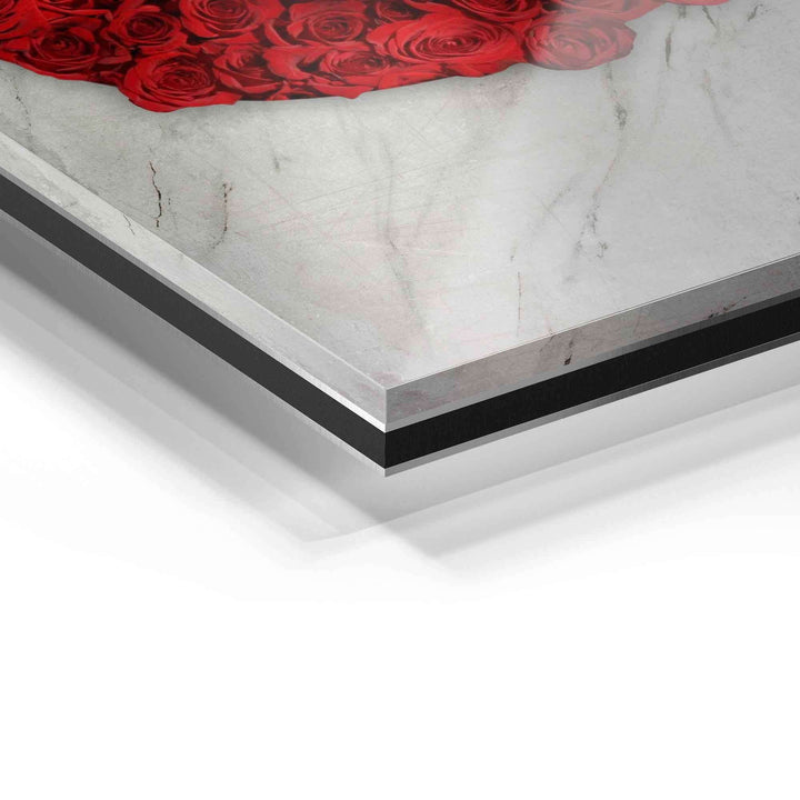 Detailansicht eines Acrylglas-Wandbilds mit roten Rosen auf Marmor-Hintergrund