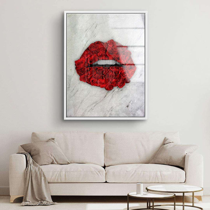 Modernes Wandbild mit roten Lippen aus Rosenblüten auf marmoriertem Hintergrund im Wohnzimmer