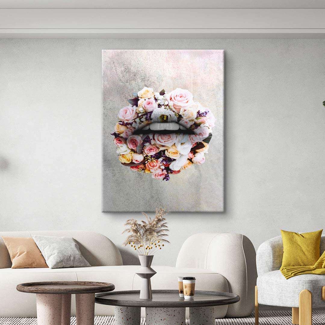 Modernes Wandbild mit floralen Lippen aus bunten Rosen im stilvollen Wohnzimmer