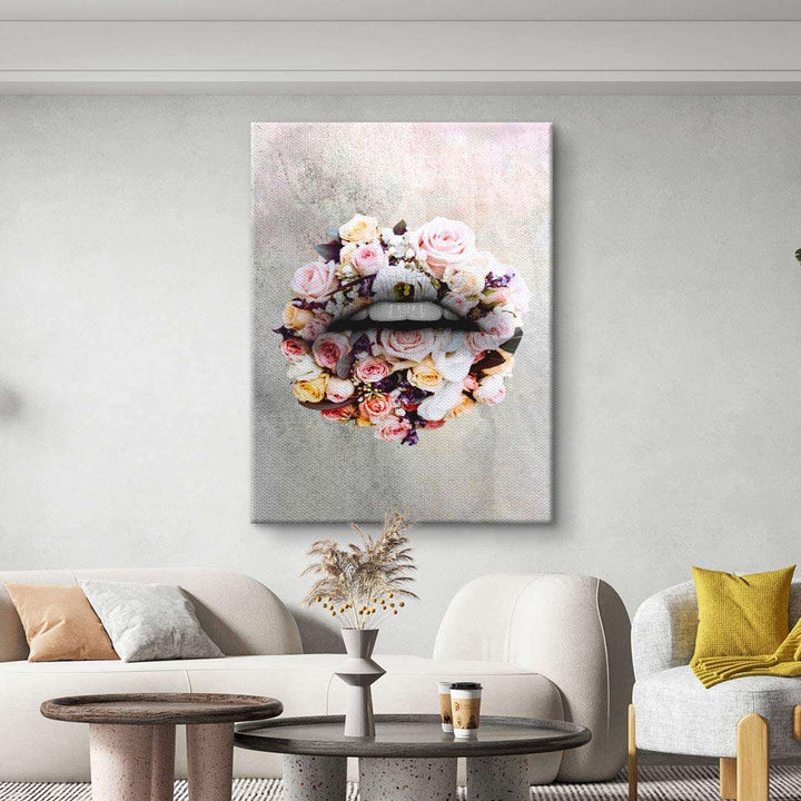 Modernes Wandbild mit floralen Lippen aus bunten Rosen im stilvollen Wohnzimmer