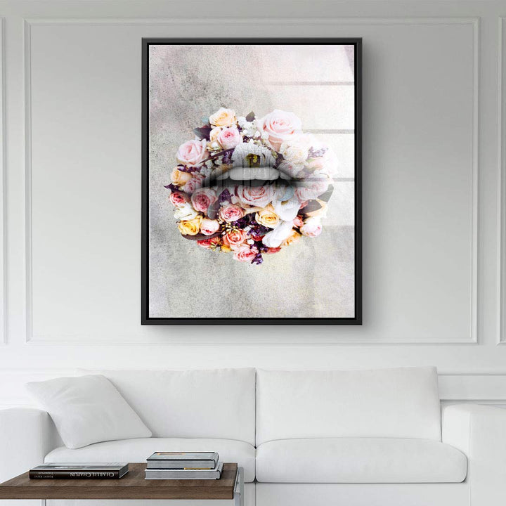 Modernes Wandbild mit Rosenstrauß in Pastellfarben über einem weißen Sofa im Wohnzimmer