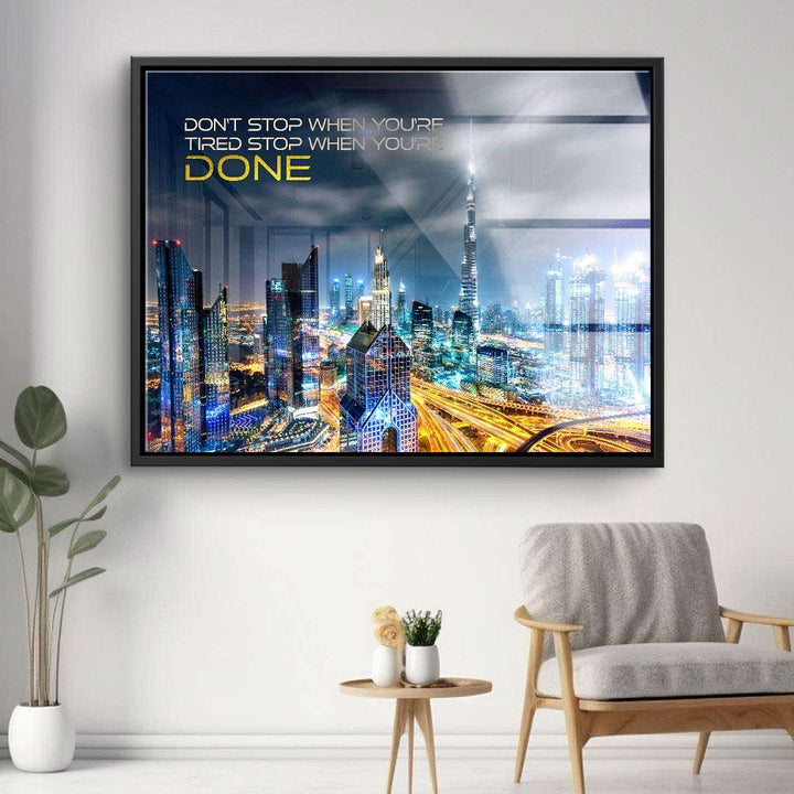 Modernes Wandbild mit beleuchteter Skyline und Motivationsspruch im Wohnzimmer