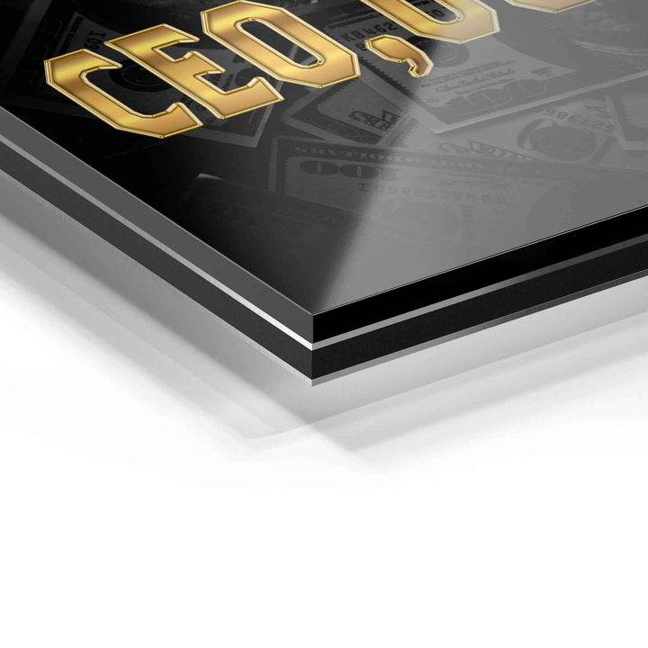 Detailaufnahme Acrylglas-Wandbild mit goldener Schrift und Dollar-Scheinen als Motiv