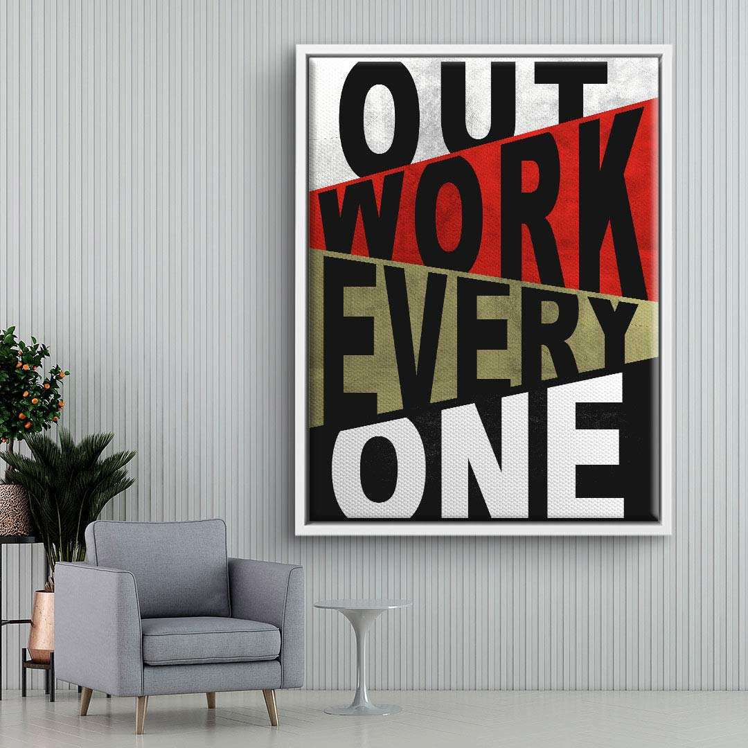 Modernes Wandbild mit Schriftzug 'Outwork Everyone' in Schwarz, Rot und Oliv über Sofa