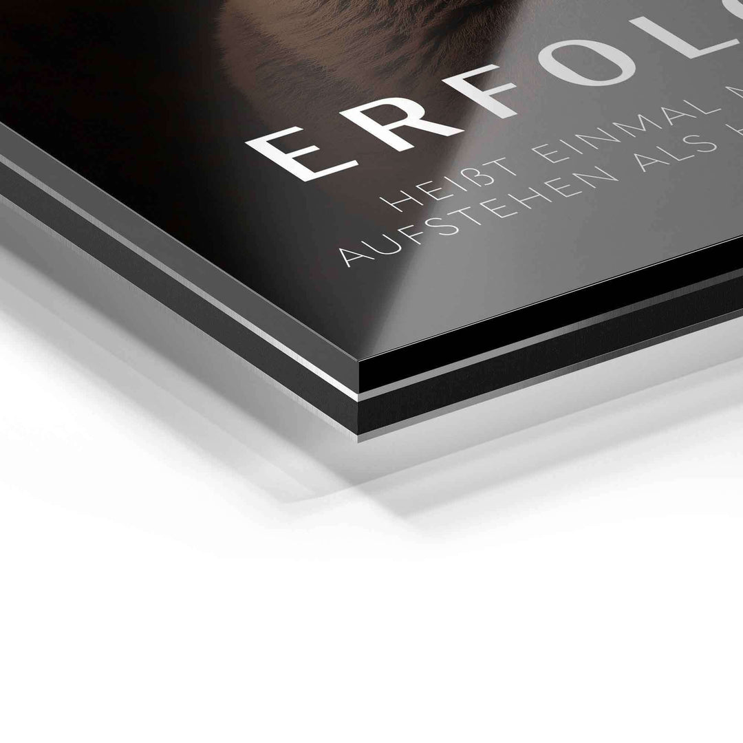 Detail eines Wandbilds auf Acrylglas, Motiv und Typografie mit glänzender Oberfläche