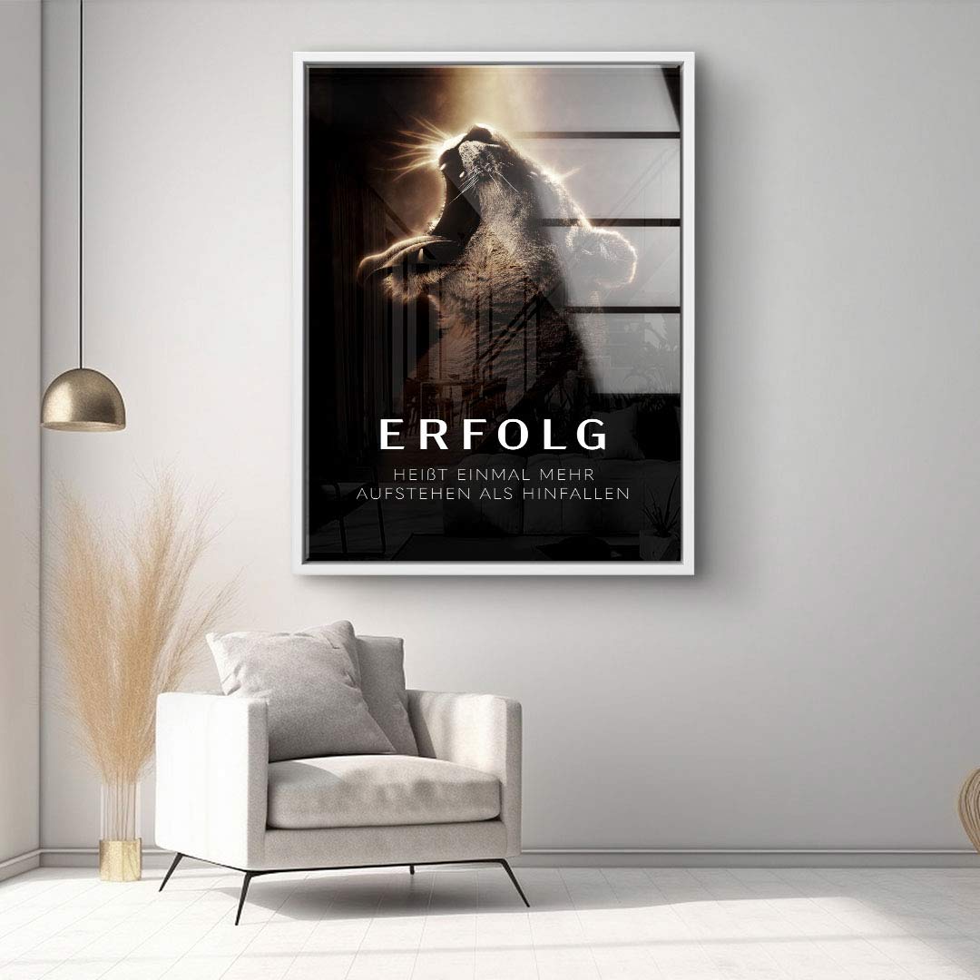 Modernes Wohnzimmer mit Motivationsbild eines brüllenden Löwen und Schriftzug Erfolg an Wand