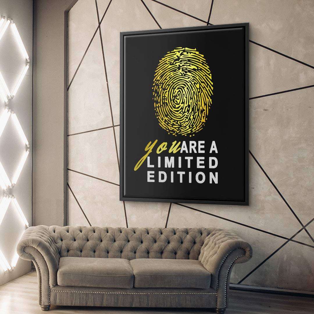 Modernes Wandbild mit gelbem Fingerabdruck und Aufschrift 'You are a limited edition' über Sofa