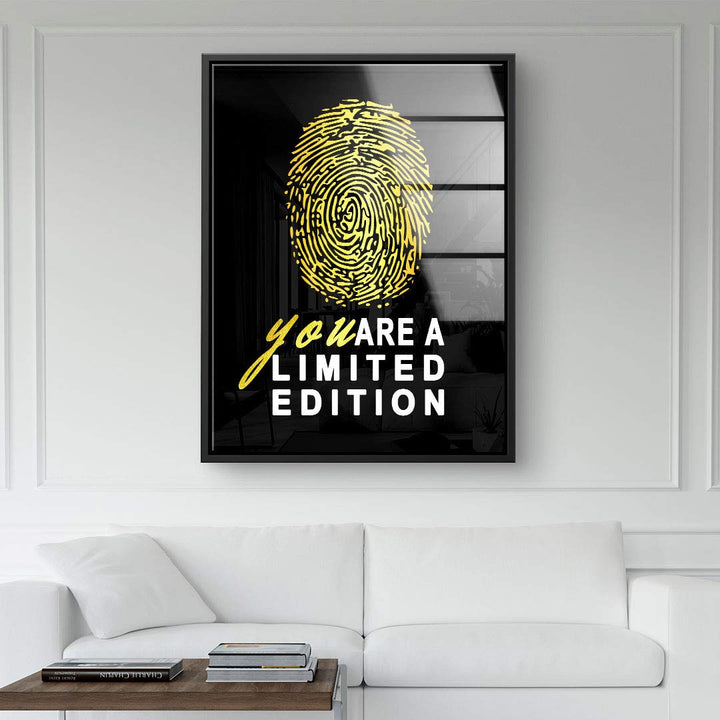 Modernes Wandbild mit gelbem Fingerabdruck und Motivationsspruch im Wohnzimmer