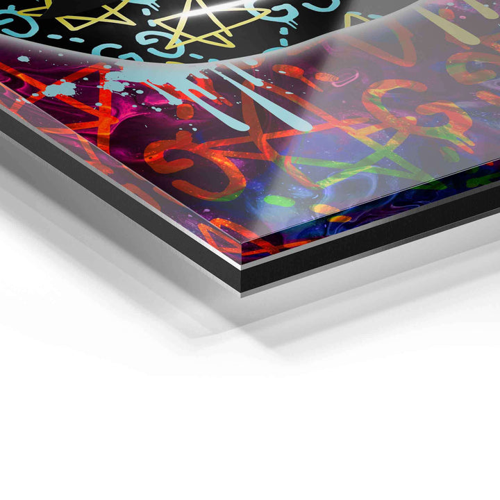 Detailaufnahme eines Acrylglas-Wandbildes mit bunten Graffiti-Motiven und glänzender Oberfläche