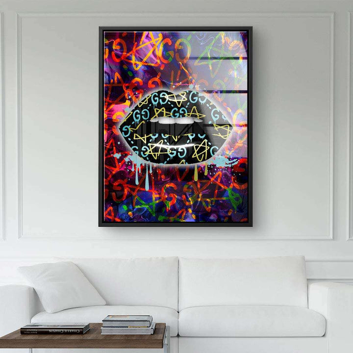 Modernes Wandbild mit bunten Graffiti-Lippen, Sterne, Buchstaben auf weißer Wand im Wohnzimmer