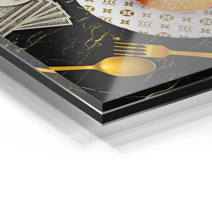 Detailansicht Acrylglas Wandbild mit goldfarbenem Besteck, Marmormuster und Geldscheinen