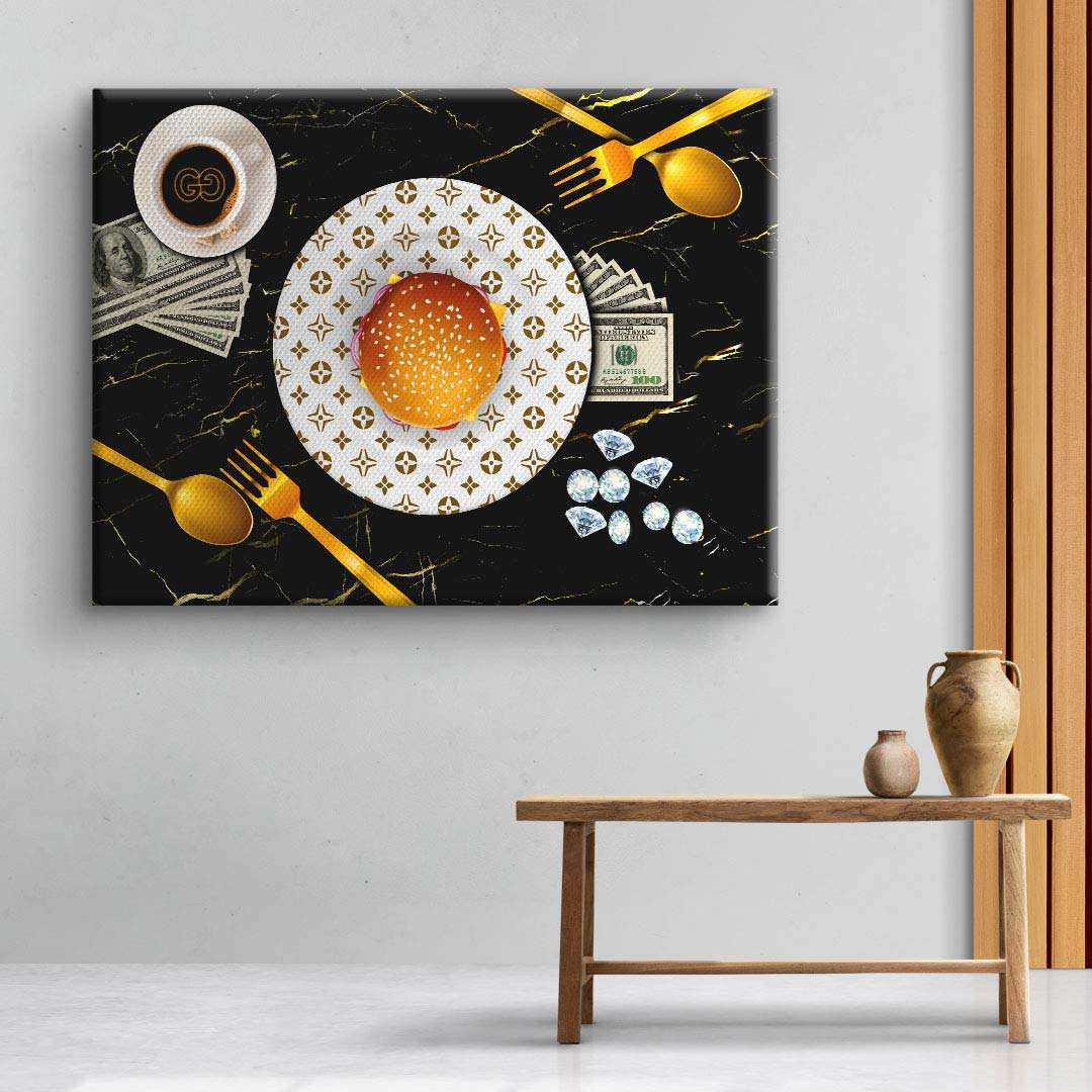 Modernes Kunstwerk mit Burger auf golden verziertem Teller, Geldscheinen und Diamanten auf schwarzem Hintergrund, Pop Art Wandbild.