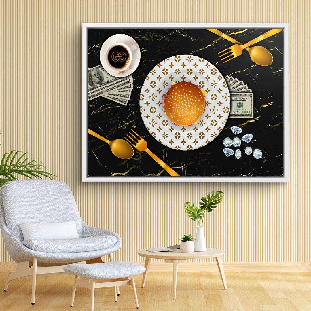Modernes Wandbild mit Hamburger auf gemustertem Teller, Geldscheinen, Diamanten und goldfarbenem Besteck auf schwarzem Marmor-Hintergrund, Kunst für Wohnzimmer.