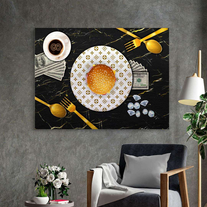 Modernes Wandbild mit Burger auf Luxus-Teller, Goldbesteck, Geldscheinen und Diamanten