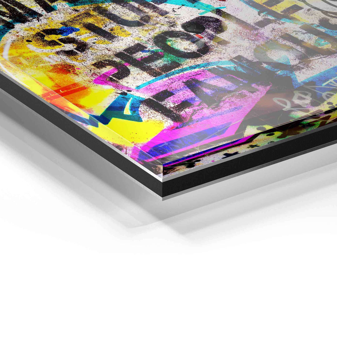 Detailaufnahme Acrylglas-Wandbild mit bunter, moderner Schrift und Textur-Effekt