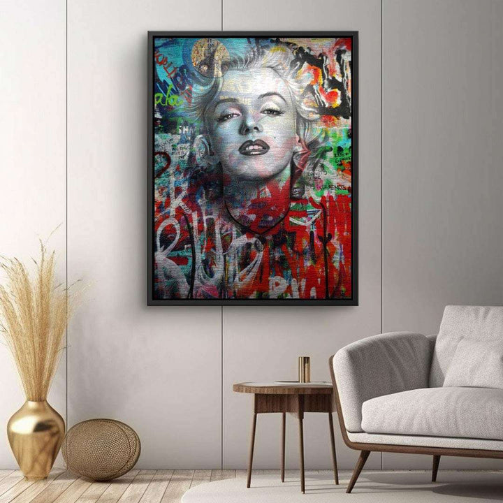 Modernes Pop Art Wandbild mit Frauenporträt und buntem Graffiti im Wohnzimmer