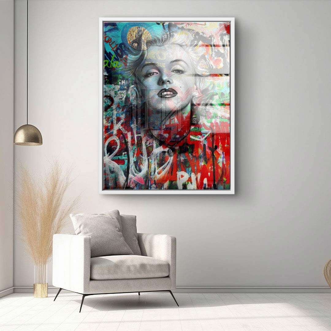 Modernes Wandbild im Pop Art Stil mit Frauengesicht und graffitiartigem Hintergrund in Wohnzimmer