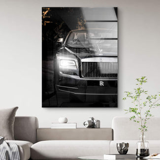 Modernes Wandbild eines schwarzen Luxusautos im Wohnzimmer, stilvoll eingerichtetes Ambiente