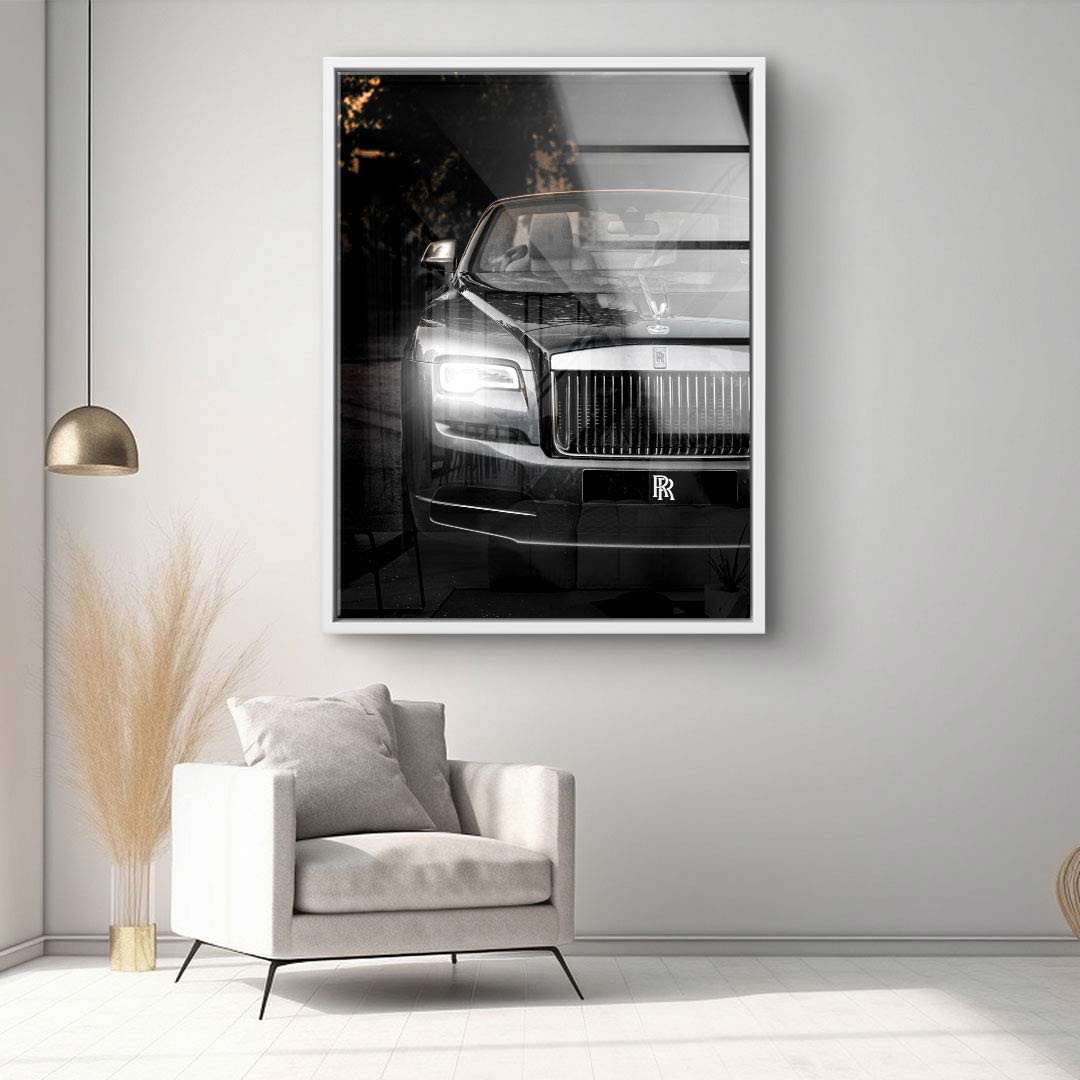 Modernes Wohnzimmer mit großem Wandbild eines luxuriösen schwarzen Autos, Design-Deko