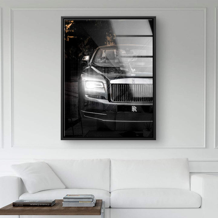 Schwarz-weiß Wandbild mit Luxusauto als Motiv über weißem Sofa in modernem Wohnzimmer