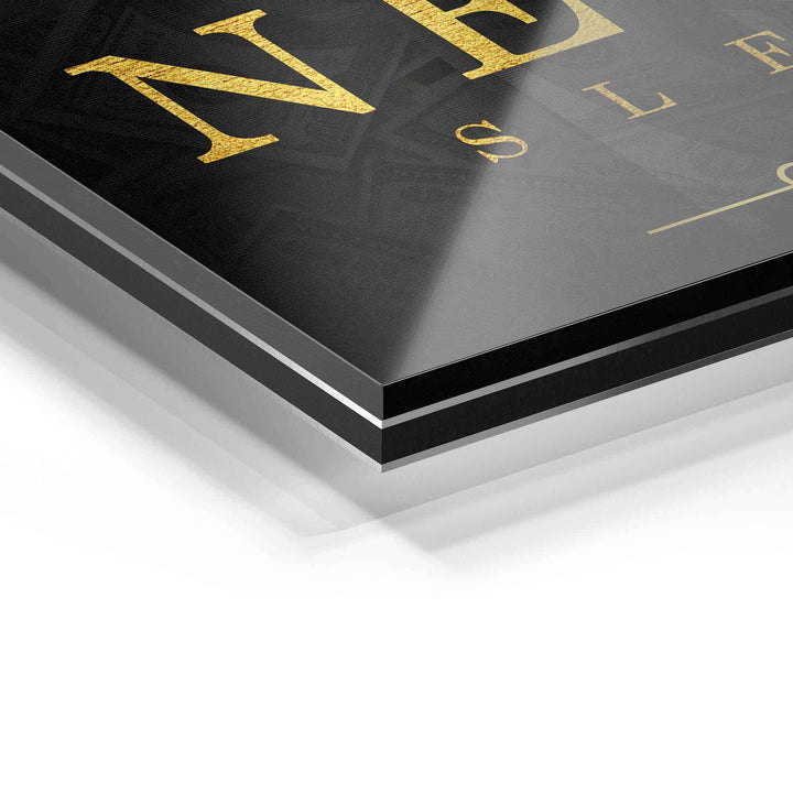 Detailansicht Acrylglas Wandbild mit goldener Schrift auf schwarzem Hintergrund