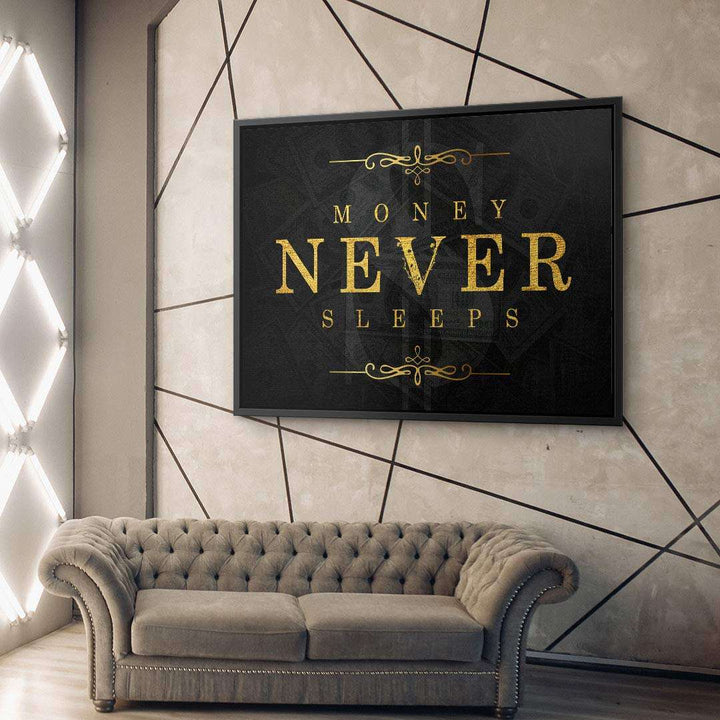 Modernes Wandbild mit goldener Aufschrift 'Money Never Sleeps' über Sofa im Wohnzimmer