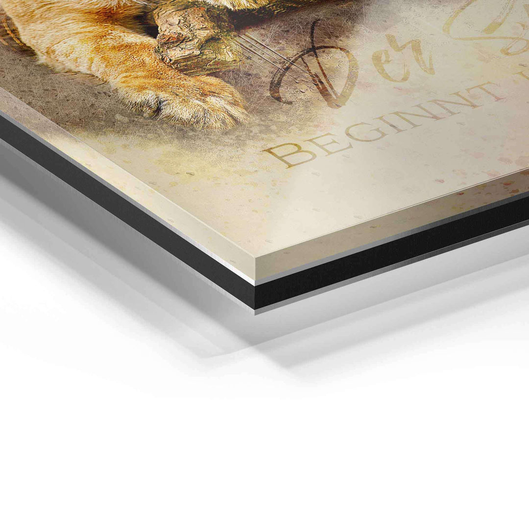 Acrylglas Wandbild Detail mit Löwenmotiv und Schrift, moderne Kunst auf Platte