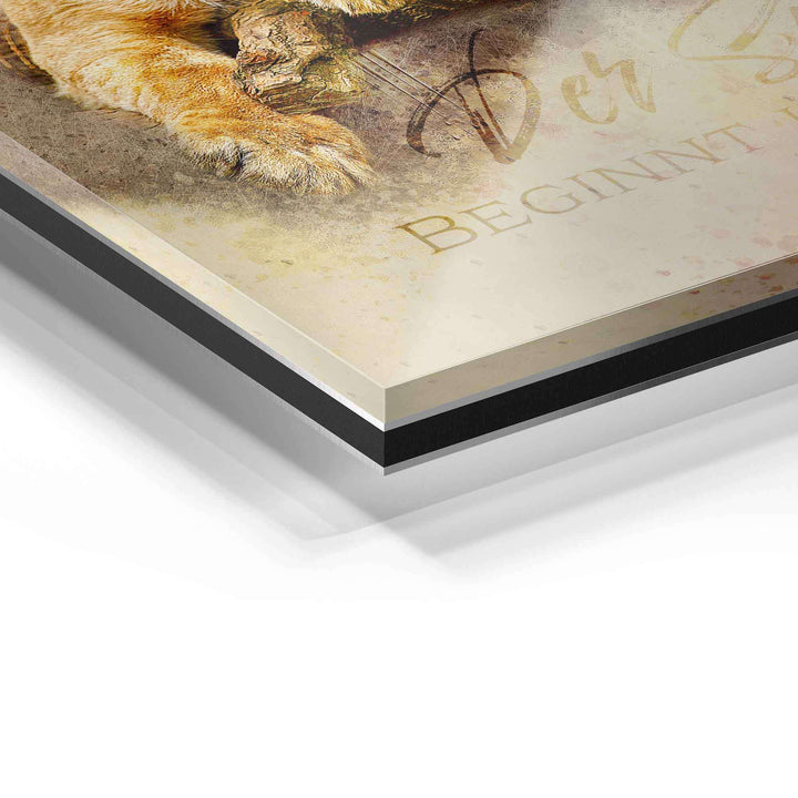 Acrylglas Wandbild Detail mit Löwenmotiv und Schrift, moderne Kunst auf Platte