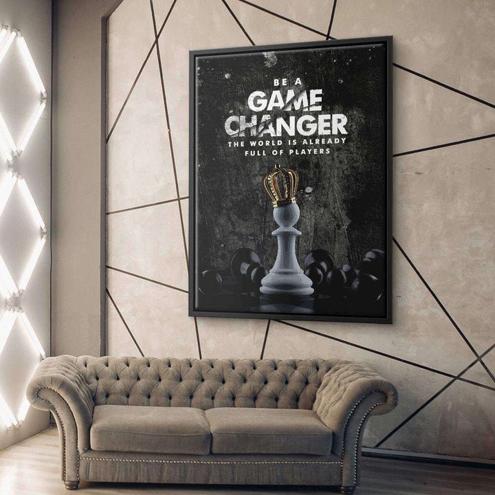 Modernes Wandbild mit Schachfigur Dame und Krone, Motivationsspruch, über Sofa