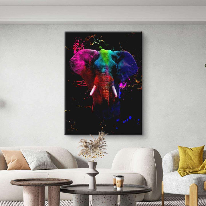 Modernes Wandbild mit buntem Elefantenkopf auf schwarzem Hintergrund in Wohnzimmer