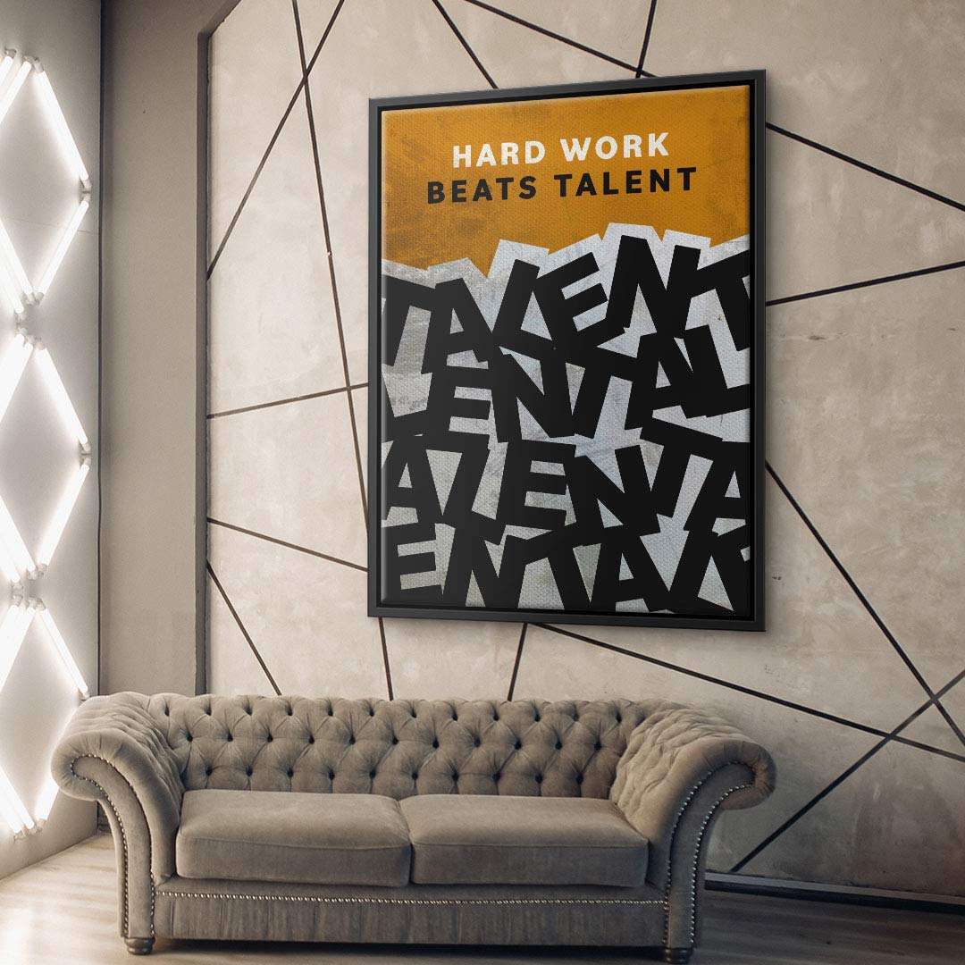 Modernes Wandbild mit Motivationsspruch 'Hard Work Beats Talent' über Designercouch