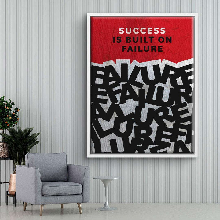 Modernes Wandbild mit Motivationsspruch 'Success is built on failure' in stilvollem Wohnzimmer