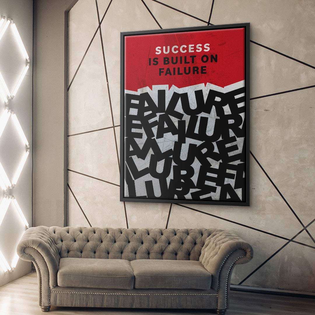 Modernes Wandbild mit Motivationsspruch 'Success is built on failure' über grauem Sofa
