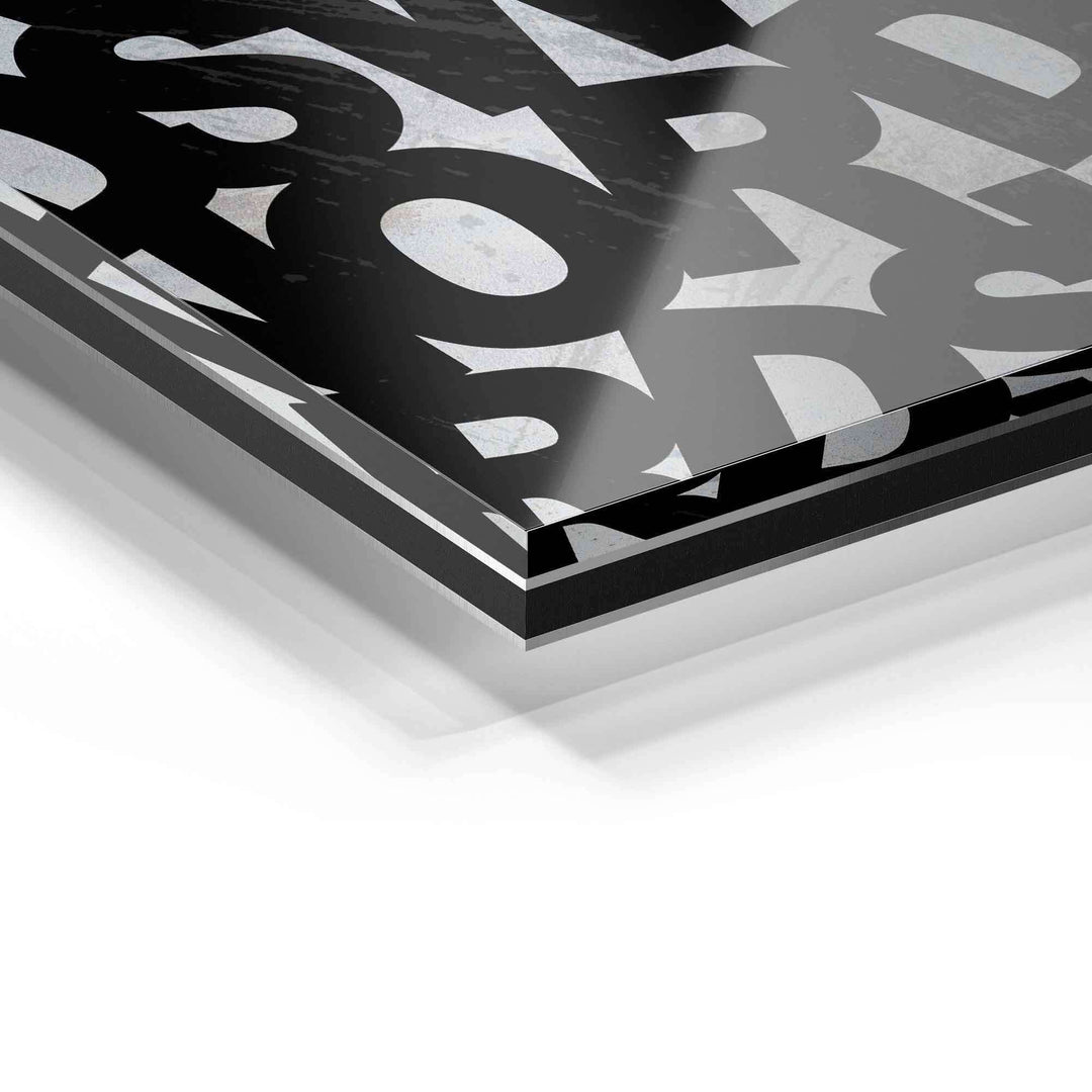 Detail eines modernen Acrylglas Wandbilds mit schwarz-weißer Typografie auf glänzender Oberfläche