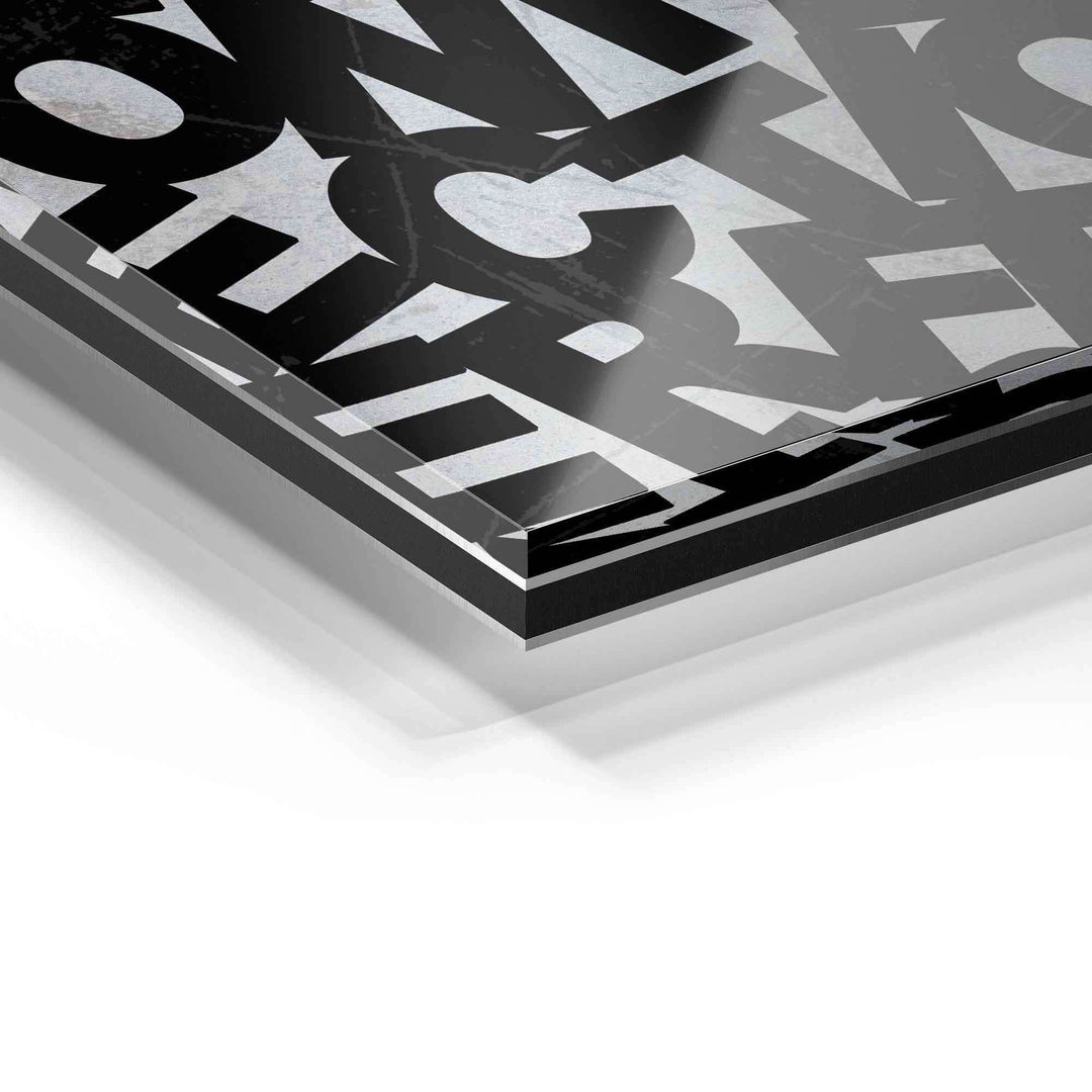 Detailaufnahme eines modernen Wandbilds aus Acrylglas mit abstraktem, schwarz-weißem Buchstabenmotiv