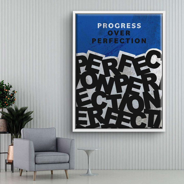 Modernes Wandbild mit Spruch 'Progress over Perfection', abstraktes Typografie-Design, Wohnzimmer