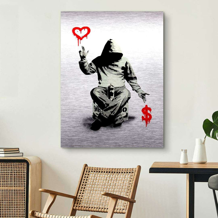 Street Art Wandbild mit sitzender Figur in Kapuzenpullover, rotem Herz und Dollarzeichen