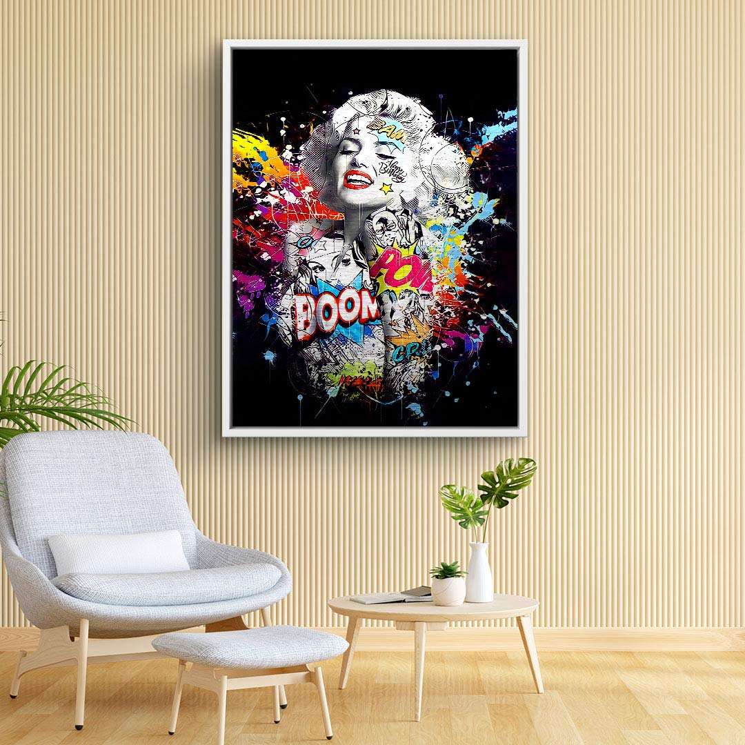 Modernes Pop Art Leinwandbild mit ikonischem Frauengesicht und bunten Comic-Elementen im Wohnzimmer