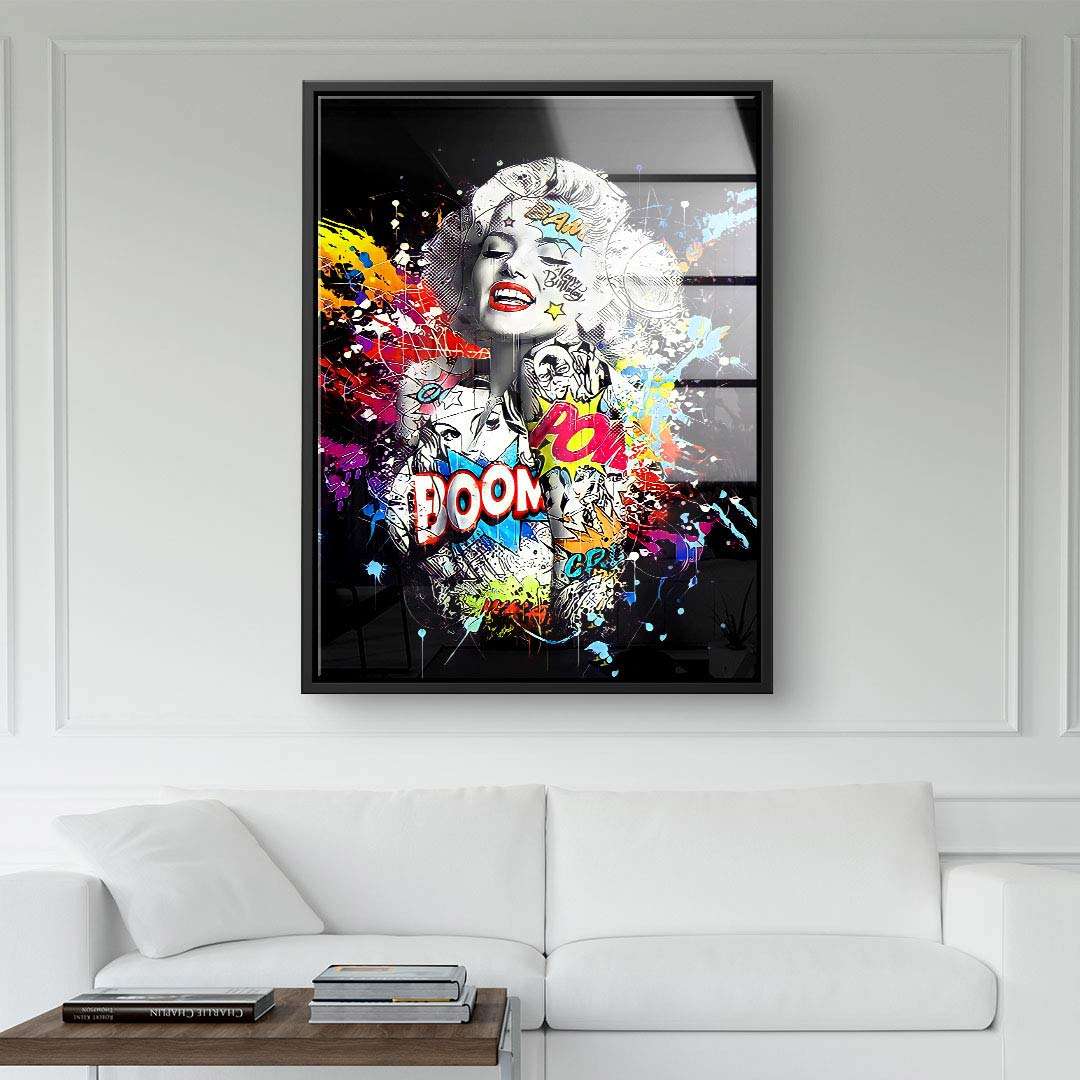 Modernes Pop Art Wandbild mit Comic-Elementen und bunter Farbexplosion über Sofa