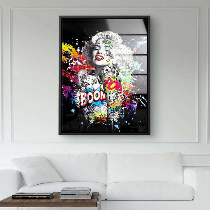 Modernes Pop Art Wandbild mit Comic-Elementen und bunter Farbexplosion über Sofa