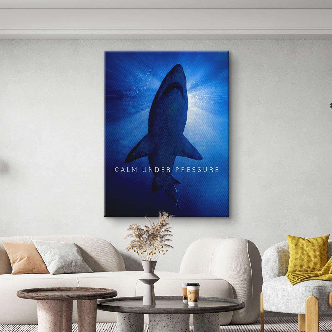 Modernes Wandbild mit Hai unter Wasser und Motivationsspruch 'Calm Under Pressure' im Wohnzimmer