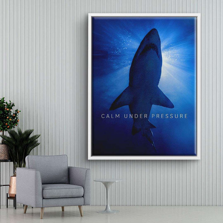 Modernes Wandbild mit Hai unter Wasser und Aufschrift 'Calm under pressure' im Wohnzimmer
