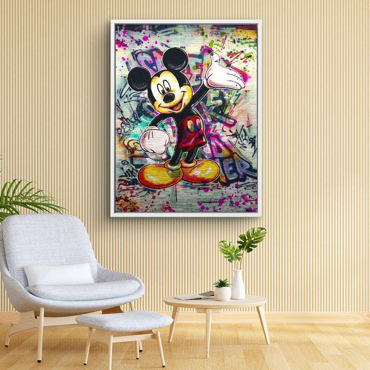 Buntes Pop Art Wandbild mit Comicfigur und Graffiti im modernen Wohnzimmer