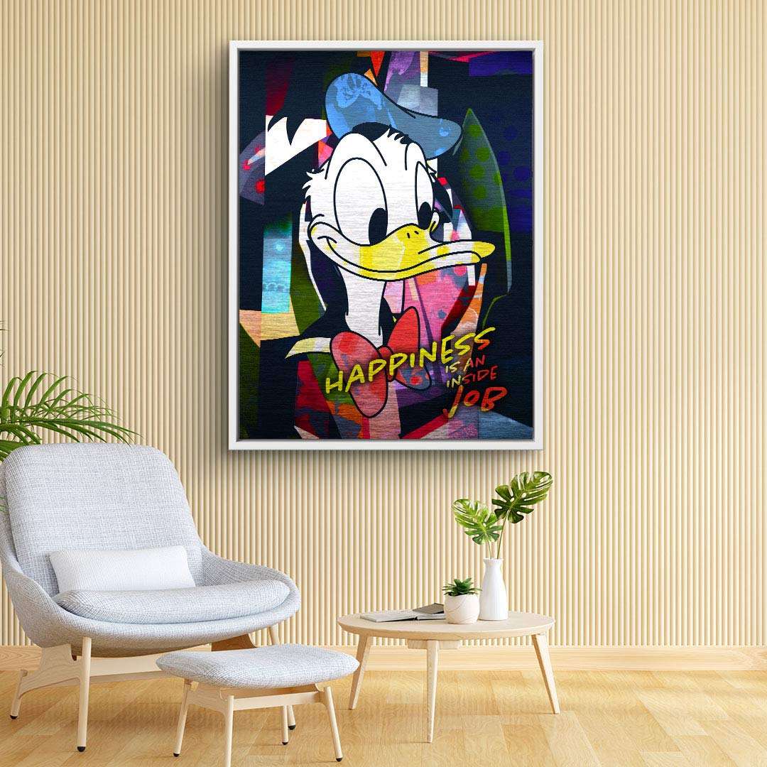 Modernes Wandbild mit bunter Comic-Ente und Schriftzug Happiness an Wohnzimmerwand